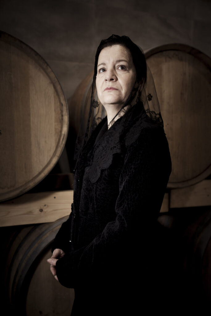 Pepeta Amorós fue una figura muy querida en Villena. Bien posicionada económicamente, vivía en el Paseo Chapí y era conocida por su carácter generoso y su especial cariño por los niños, a quienes repartía dulces y caramelos desde la puerta de su casa. Una de esas personas que, sin proponérselo, se convierten en parte del paisaje emocional de una ciudad.